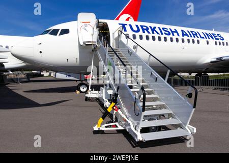 Turkish Airlines Boeing 737-800 passeggeri all'International Aerospace Exhibition ILA. Berlino, Germania - 21 maggio 2014 Foto Stock