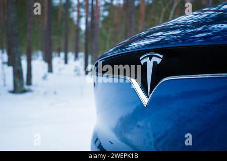 Helsinki, Finlandia - 26 gennaio 2024: Auto elettrica Tesla che guida sulla neve durante il freddo invernale. Foto Stock