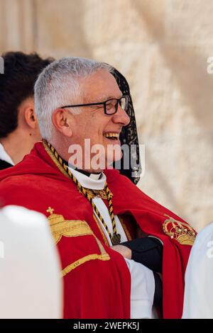 Zamora, Spagna - 7 aprile 2023: Sacerdote durante le processioni della settimana di Pasqua a Zamora. Foto Stock