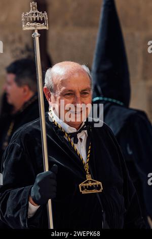 Zamora, Spagna - 7 aprile 2023: Le persone vestite in costumi tradizionali pasquali durante le processioni della settimana Santa Foto Stock