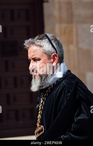 Zamora, Spagna - 7 aprile 2023: Le persone vestite in costumi tradizionali pasquali durante le processioni della settimana Santa Foto Stock