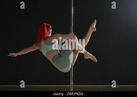 Pole Dancer che fa Genevieve Trick Foto Stock