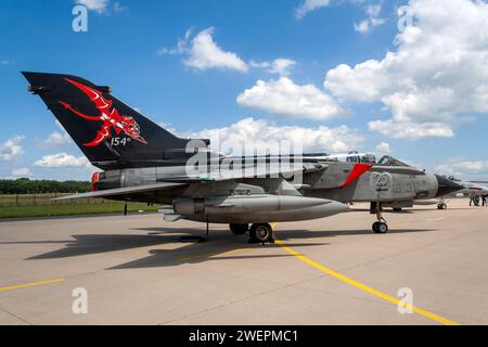 Aereo da combattimento Panavia Tornado IDS dell'Aeronautica militare del 154 gruppo (Ghedi) presso la base NATO Geilenkirchen. Germania - 17 giugno 2007 Foto Stock