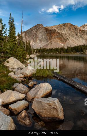 Una montagna si riflette nelle acque di Mirrow Lake, Snowy Mountains, Medicine Bow National Forest, Albany County, Wyoming Foto Stock