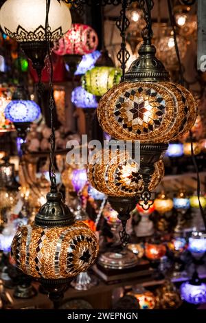 Mostra di lampade in vetro turco e bronzo tipiche e colorate Foto Stock
