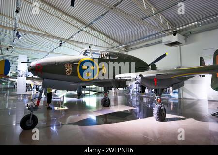 Saab J-21A caccia e aereo da attacco nel Flygvapenmuseum (Museo dell'Aeronautica svedese) presso la base aerea di Malmen. Malmslätt, Svezia - 21 luglio 2011 Foto Stock