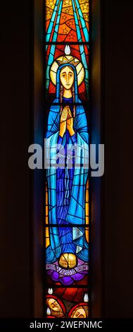 Regina Apostolorum, titolo della Vergine Maria. Una vetrata a Igreja de Nossa Senhora de Fátima, Lisbona. Foto Stock