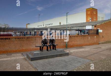 La statua di Jimmy Sirrel e Jack Wheeler fuori Meadow Lane, sede del Notts County FC a Nottingham, Regno Unito Foto Stock