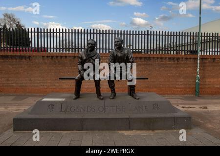 La statua di Jimmy Sirrel e Jack Wheeler fuori Meadow Lane, sede del Notts County FC a Nottingham, Regno Unito Foto Stock