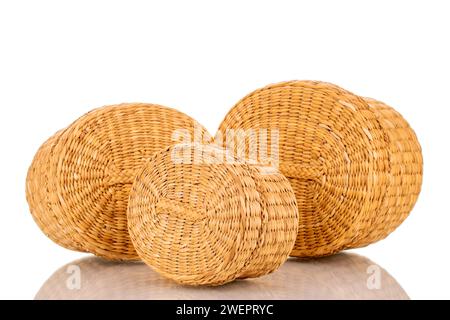 Tre cestelli di paglia, macro, isolati su sfondo bianco. Foto Stock