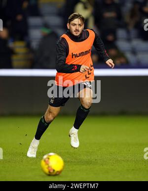 Il Liam Kitching del Coventry City si scalda davanti alla partita del quarto turno della Emirates fa Cup a Hillsborough, Sheffield. Data immagine: Venerdì 26 gennaio 2024. Foto Stock