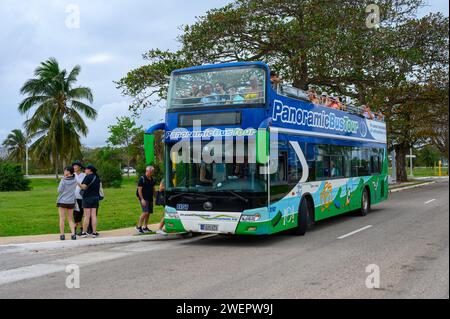 Turisti in autobus a due piani a Varadero, Cuba Foto Stock