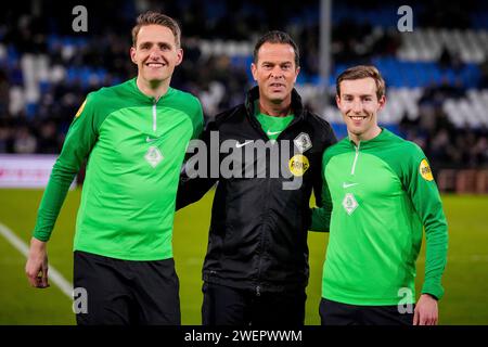 Doetinchem, Paesi Bassi. 26 gennaio 2024. DOETINCHEM, PAESI BASSI - GENNAIO 26: L'assistente arbitro Erik Koopman, l'arbitro Bas Nijhuis e l'assistente arbitro Jari de Koning prima dell'olandese Keuken Kampioen Divisie match tra De Graafschap e VVV-Venlo allo Stadion De Vijverberg il 26 gennaio 2024 a Doetinchem, Paesi Bassi. (Foto di Rene Nijhuis/Orange Pictures) credito: dpa/Alamy Live News Foto Stock