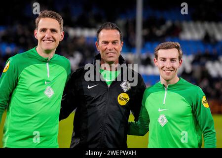 Doetinchem, Paesi Bassi. 26 gennaio 2024. DOETINCHEM, PAESI BASSI - GENNAIO 26: L'assistente arbitro Erik Koopman, l'arbitro Bas Nijhuis e l'assistente arbitro Jari de Koning prima dell'olandese Keuken Kampioen Divisie match tra De Graafschap e VVV-Venlo allo Stadion De Vijverberg il 26 gennaio 2024 a Doetinchem, Paesi Bassi. (Foto di Rene Nijhuis/Orange Pictures) credito: dpa/Alamy Live News Foto Stock