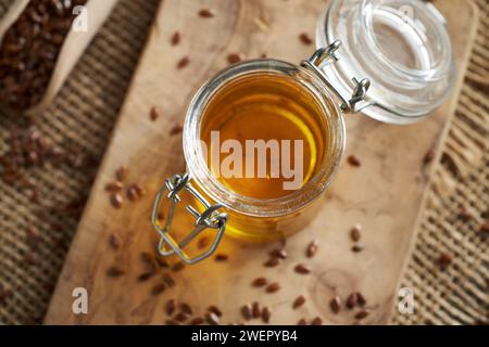 Olio di semi di lino in vaso di vetro, vista dall'alto Foto Stock