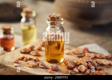 Una bottiglia trasparente di olio essenziale per aromaterapia con resina styrax benzoina Foto Stock