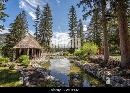 Vista della Cascade of Time Gardens e della Cascade Mountain a Banff, Alberta, Canada il 4 giugno 2023 Foto Stock