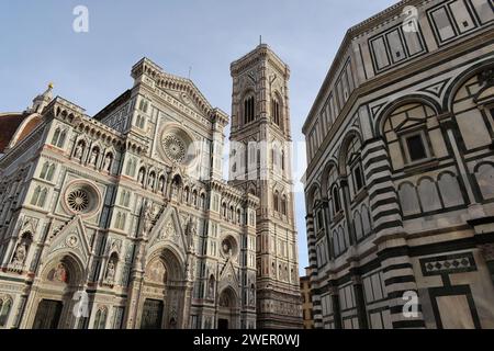 Il Duomo di Firenze si erge maestoso e solitario in questa immagine, catturando la grandiosità del suo design architettonico senza che una sola persona sia in vista. Foto Stock