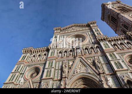 Il Duomo di Firenze si erge maestoso e solitario in questa immagine, catturando la grandiosità del suo design architettonico senza che una sola persona sia in vista. Foto Stock