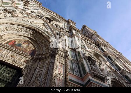 Il Duomo di Firenze si erge maestoso e solitario in questa immagine, catturando la grandiosità del suo design architettonico senza che una sola persona sia in vista. Foto Stock