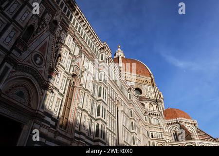 Il Duomo di Firenze si erge maestoso e solitario in questa immagine, catturando la grandiosità del suo design architettonico senza che una sola persona sia in vista. Foto Stock