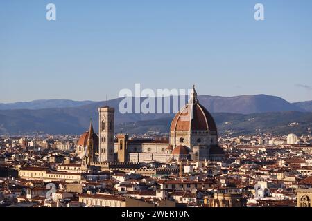 Questa vista panoramica di Firenze cattura l'essenza della città in autunno, con il Duomo di Firenze al centro dello skyline. La scena lo e' Foto Stock