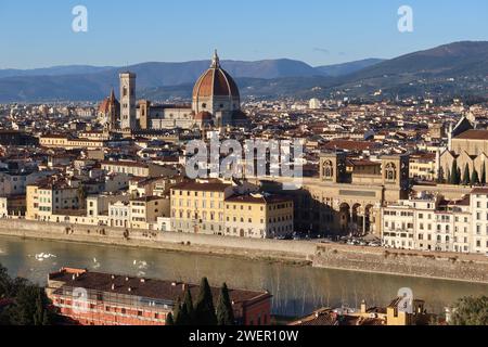 Questa vista panoramica di Firenze cattura l'essenza della città in autunno, con il Duomo di Firenze al centro dello skyline. La scena lo e' Foto Stock