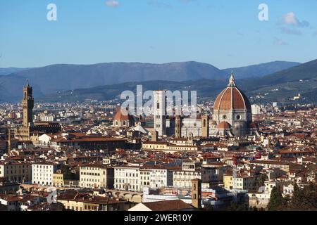 Questa vista panoramica di Firenze cattura l'essenza della città in autunno, con il Duomo di Firenze al centro dello skyline. La scena lo e' Foto Stock