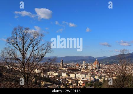 Questa vista panoramica di Firenze cattura l'essenza della città in autunno, con il Duomo di Firenze al centro dello skyline. La scena lo e' Foto Stock