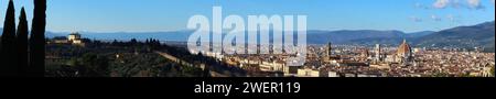 Questa vista panoramica di Firenze cattura l'essenza della città in autunno, con il Duomo di Firenze al centro dello skyline. La scena lo e' Foto Stock