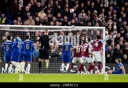 Il portiere del Chelsea Djordje Petrovic salva la partita del quarto turno della Emirates fa Cup a Stamford Bridge, Londra. Data immagine: Venerdì 26 gennaio 2024. Foto Stock