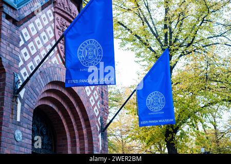 Tallinn, Estonia - 20 ottobre 2023: Bandiere della Banca nazionale dell'Estonia (Eesti Pank) sull'ingresso del museo dell'edificio. Banca centrale dell'Estonia. Foto Stock