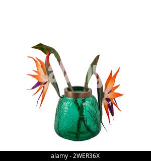 lussuoso vaso decorativo in vetro verde con fiori isolati su sfondo bianco Foto Stock