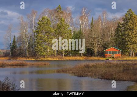 Fishtrap Cove Resort in una tempesta giornata autunnale nel Wisconsin settentrionale. Foto Stock