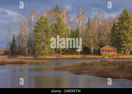 Fishtrap Cove Resort in una tempesta giornata autunnale nel Wisconsin settentrionale. Foto Stock