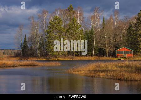 Fishtrap Cove Resort in una tempesta giornata autunnale nel Wisconsin settentrionale. Foto Stock