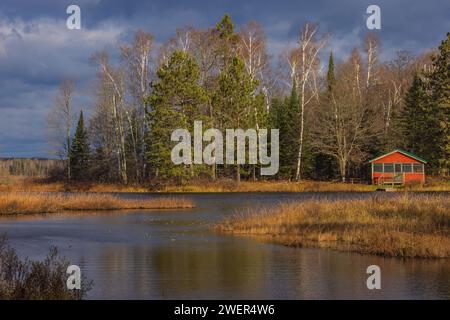 Fishtrap Cove Resort in una tempesta giornata autunnale nel Wisconsin settentrionale. Foto Stock