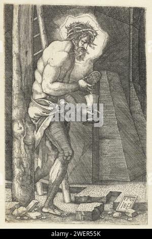 Cristo come marito di Smarten in piedi ai piedi della croce, Hans Sebald Beham, 1520 stampa Cristo come un uomo di dolore con una corona sulla testa. Sta ai piedi della croce mentre prende il sangue da una ferita nel petto in un chamo sbagliato. Una scena di crocifissione è mostrata sull'ospite nella sua mano. Incisione di carta uomo Addolorato, 'Imago Pietatis', 'ErbÃ¤rmdebild', 'Schmerzensmann'; il Cristo eretto che mostra le sue ferite, di solito recando la corona di spine, e accompagnato dagli strumenti della passione, in piedi o seduto nella sua tomba Foto Stock