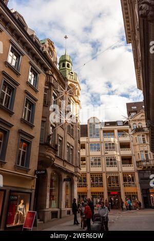 ST. GALLEN, SVIZZERA - 3 GENNAIO 2024: Strade di San Gallo. L'affascinante città e anche siti patrimonio dell'umanità dell'UNESCO in Svizzera Foto Stock