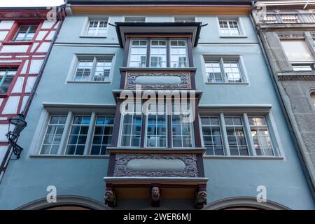 ST. GALLEN, SVIZZERA - 3 GENNAIO 2024: Finestra della baia, una parte della stanza che emerge dal piano della facciata. Finestre a bovindo uniche sulle case in sala Foto Stock