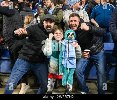 I tifosi del Coventry festeggiano un gol durante il quarto turno della Emirates fa Cup Sheffield Wednesday vs Coventry City a Hillsborough, Sheffield, Regno Unito, il 26 gennaio 2024 (foto di Craig Cresswell/News Images) in, il 1/26/2024. (Foto di Craig Cresswell/News Images/Sipa USA) credito: SIPA USA/Alamy Live News Foto Stock