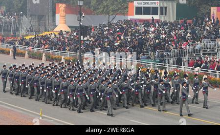 NUOVA DELHI, INDIA - GENNAIO 26: NCC National Cadet Corps Contingent Marching Parade durante la celebrazione del 75° giorno della Repubblica sul percorso Kartavya il 26 gennaio 2024 a nuova Delhi, India. L'India si prepara alla celebrazione del platino della Festa della Repubblica del paese di venerdì con un'affascinante mostra della sua abilità militare e del suo ricco patrimonio culturale presso il maestoso "Kartavya Path" di nuova Delhi. Alla vigilia della Festa della Repubblica, giovedì il governo dell'Unione ha annunciato medaglie di Gallantry e di servizio a 1.132 membri del personale di diverse agenzie, come le forze paramilitari, la polizia, i vigili del fuoco Foto Stock