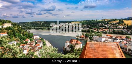 Vista panoramica di Passau. Skyline aereo della città vecchia dal castello di veste Oberhaus . Confluenza di tre fiumi Danubio, Inn, Ilz, Baviera, Germania. Foto Stock