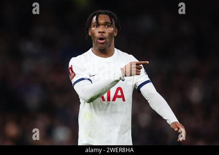 LONDON, UK - 26 gennaio 2024: Destiny Udogie of Tottenham Hotspur gestures durante il quarto round di fa Cup tra Tottenham Hotspur FC e Manchester City FC al Tottenham Hotspur Stadium (Credit: Craig Mercer/ Alamy Live News) Foto Stock