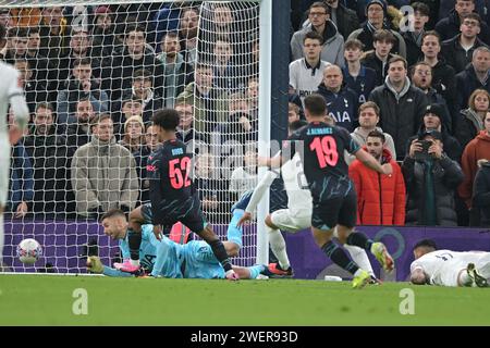 Londra, Regno Unito. 26 gennaio 2024. Oscar Bobb del Manchester City ha un gol non consentito durante il quarto turno di Spurs vs Manchester City fa Cup al Tottenham Hotspur Stadium di Londra. Questa immagine è SOLO per USO EDITORIALE. Licenza richiesta dal Football DataCo per qualsiasi altro uso. Crediti: MARTIN DALTON/Alamy Live News Foto Stock