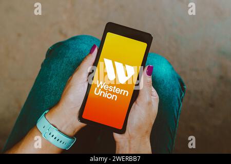 Brasile. 26 gennaio 2024. In questa immagine, il logo Western Union viene visualizzato sullo schermo di uno smartphone. (Immagine di credito: © Rafael Henrique/SOPA Images via ZUMA Press Wire) SOLO USO EDITORIALE! Non per USO commerciale! Foto Stock