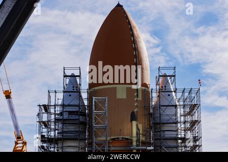 Los Angeles, USA. 26 gennaio 2024. Lo Space Shuttle tenta di essere spostato al posto per un'ultima procedura di impilamento verticale di 20 piani presso il California Science Center. La navetta lunga 122 metri è stata avvolta in un materiale plastico bianco per proteggerla durante il suo viaggio finale. 1/26/2024 Los Angeles, CA., USA (foto di Ted Soqui/SIPA USA) credito: SIPA USA/Alamy Live News Foto Stock