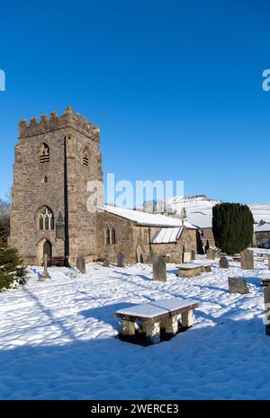 Chiesa parrocchiale di St Oswald a Horton a Ribblesdale con Penyghent sullo sfondo in una mattinata innevata. Yorkshire Dales National Park, Regno Unito. Foto Stock