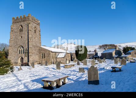 Chiesa parrocchiale di St Oswald a Horton a Ribblesdale con Penyghent sullo sfondo in una mattinata innevata. Yorkshire Dales National Park, Regno Unito. Foto Stock