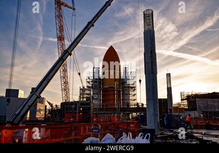 Los Angeles, USA. 26 gennaio 2024. Lo Space Shuttle tenta di essere spostato al posto per un'ultima procedura di impilamento verticale di 20 piani presso il California Science Center. La navetta lunga 122 metri è stata avvolta in un materiale plastico bianco per proteggerla durante il suo viaggio finale. 1/26/2024 Los Angeles, CA., USA (foto di Ted Soqui/SIPA USA) credito: SIPA USA/Alamy Live News Foto Stock